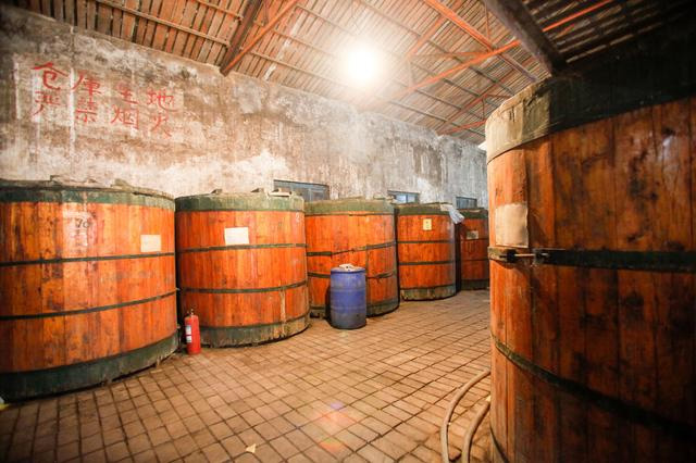 酒是这样酿成的:走进用传统酿酒设备做酒的老酒厂